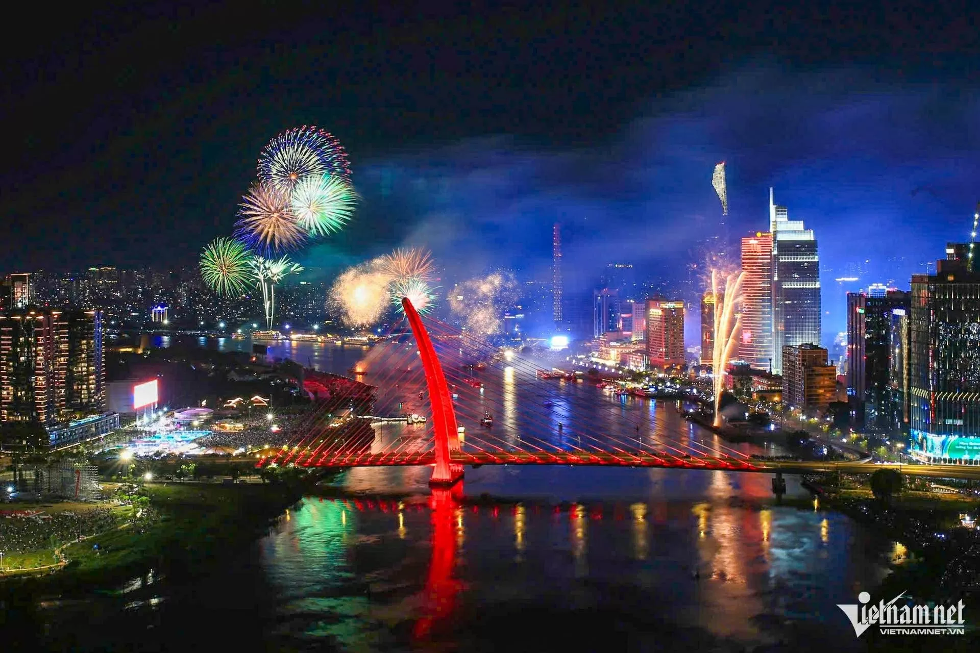 Pháo hoa rực rỡ chào mừng 50 năm thống nhất đất nước