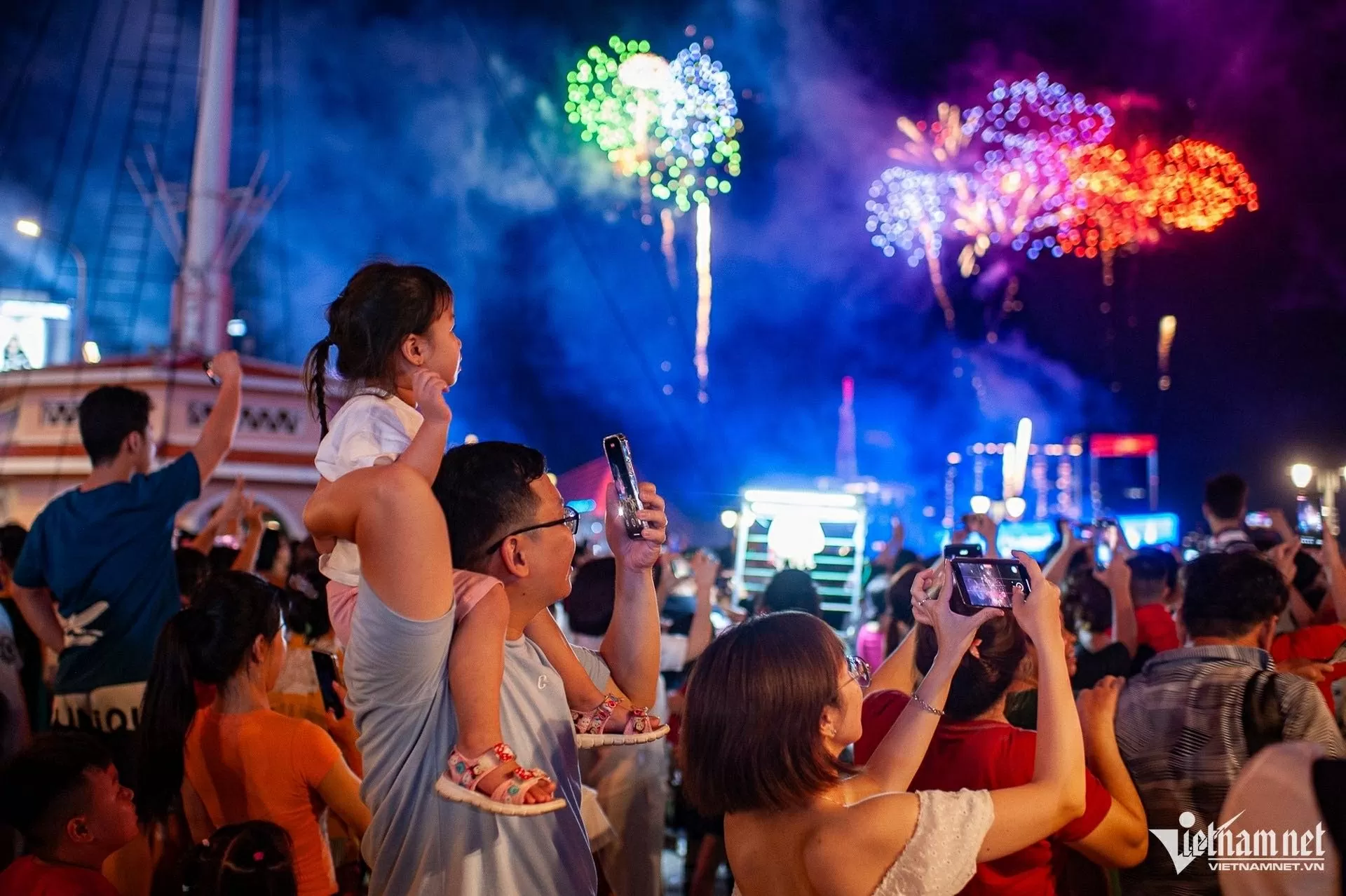 Pháo hoa rực rỡ chào mừng 50 năm thống nhất đất nước