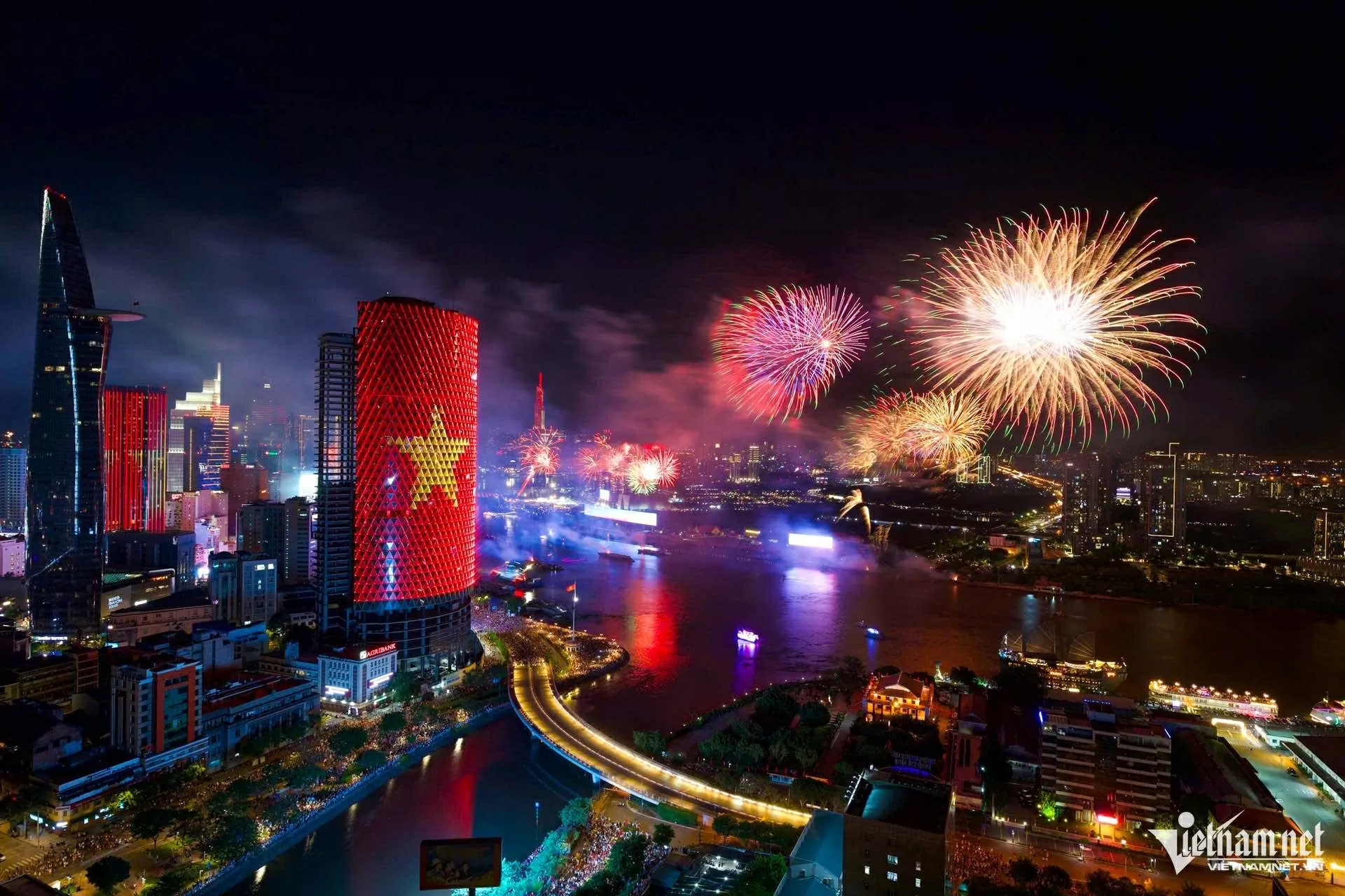 Pháo hoa rực rỡ chào mừng 50 năm thống nhất đất nước