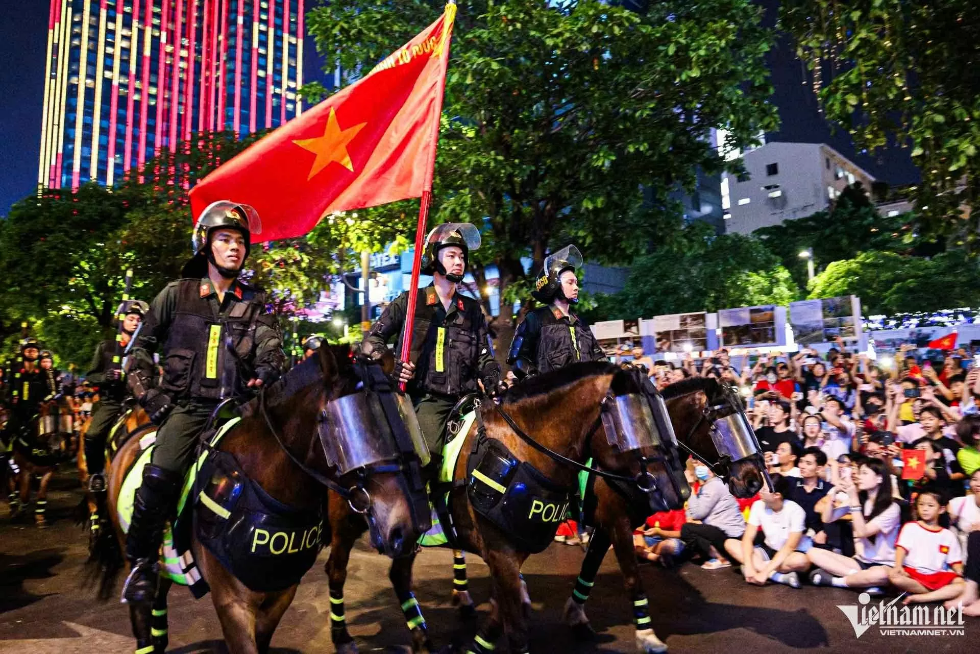 Pháo hoa rực rỡ chào mừng 50 năm thống nhất đất nước