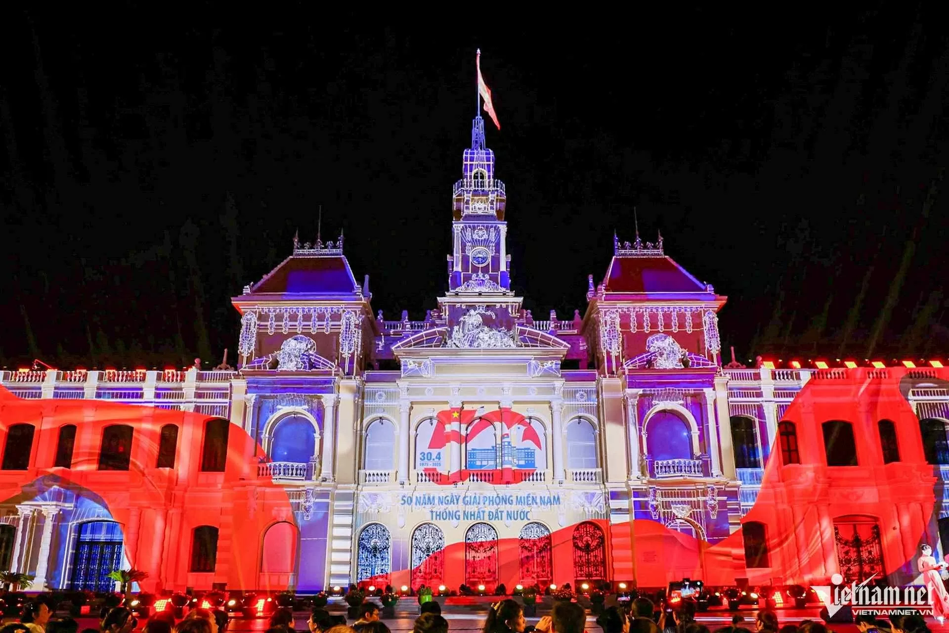 Pháo hoa mừng 50 năm thống nhất đất nước Pháo hoa rực rỡ chào mừng 50 năm thống nhất đất nước