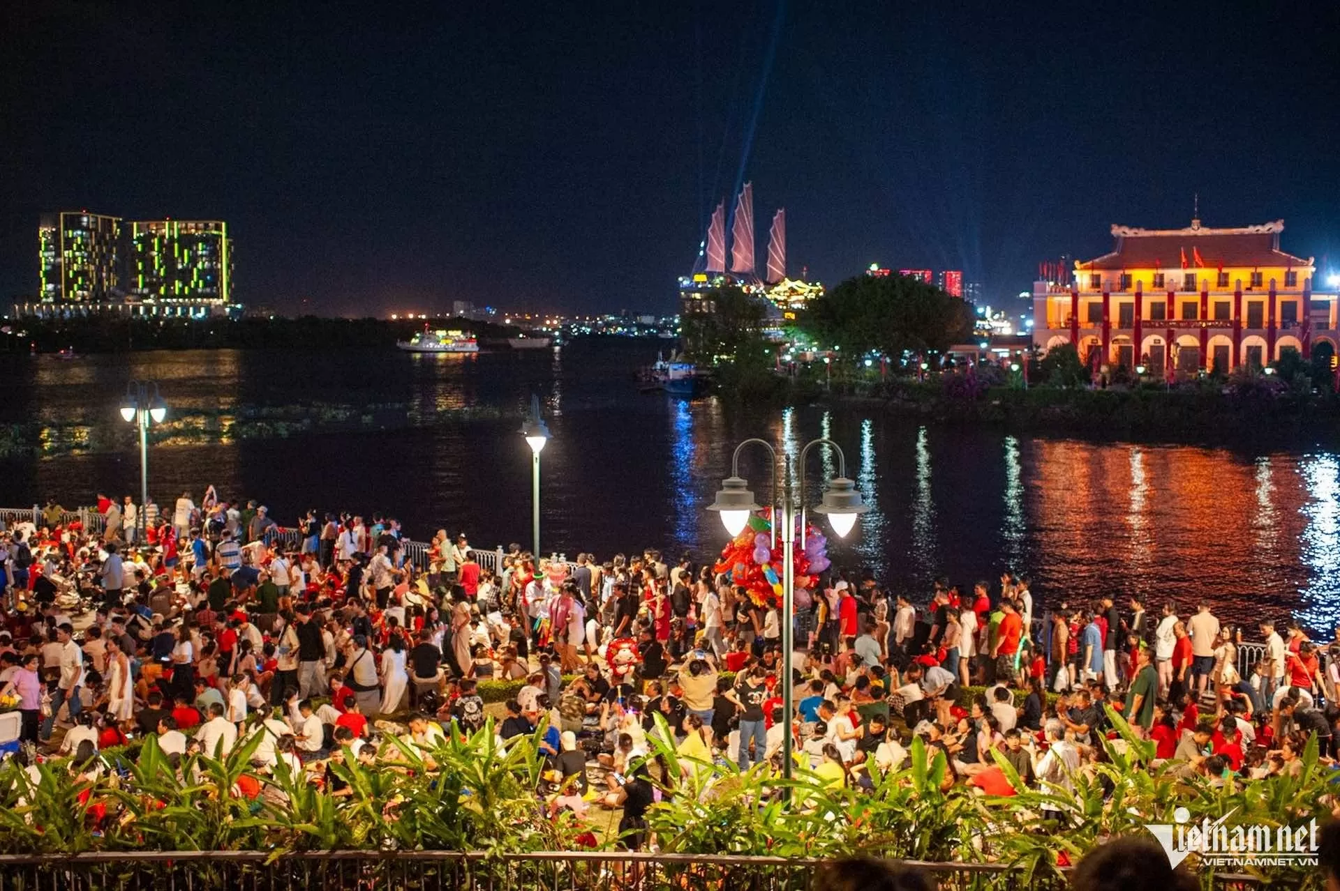 Pháo hoa rực rỡ chào mừng 50 năm thống nhất đất nước