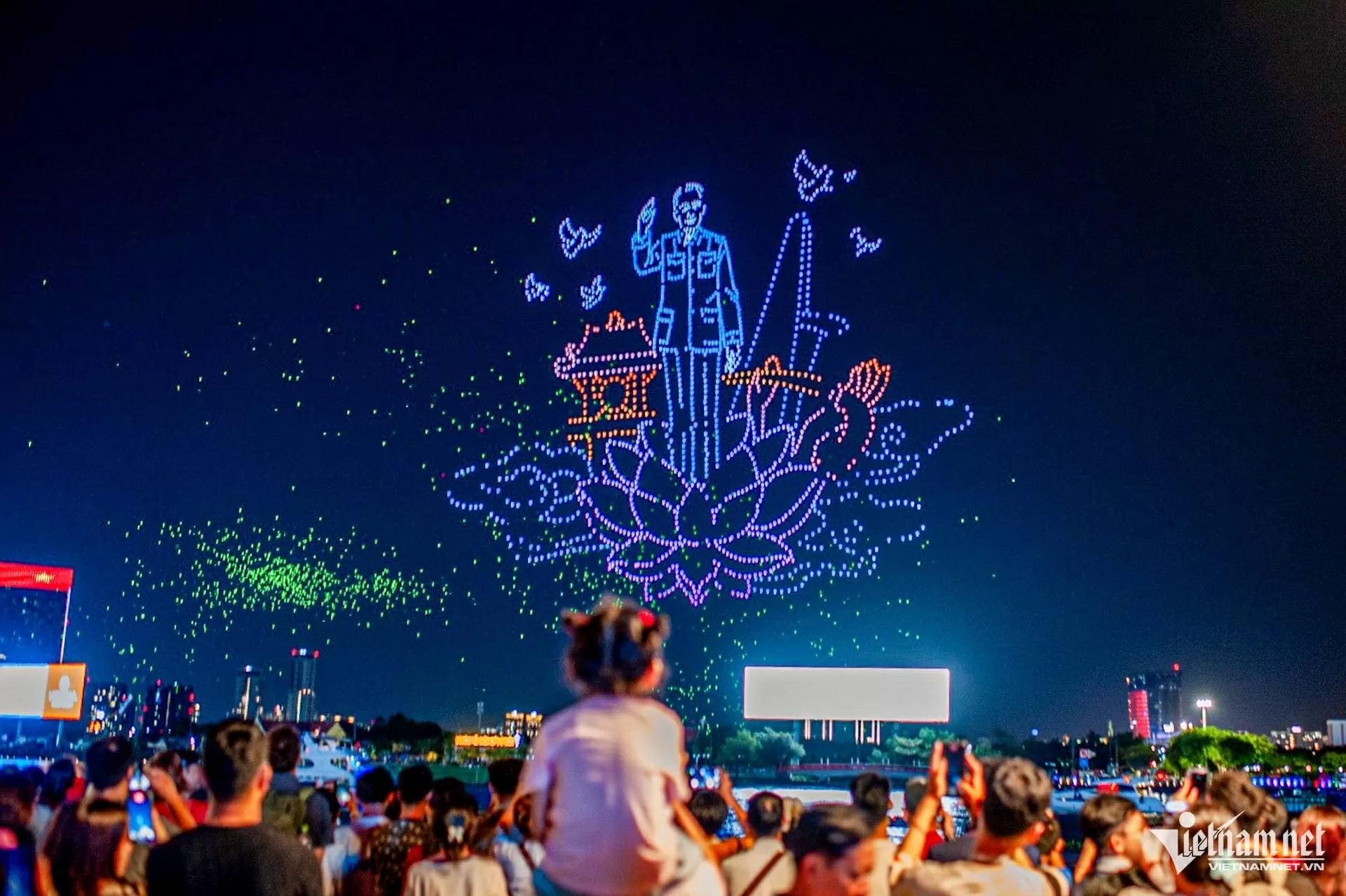 Pháo hoa rực rỡ chào mừng 50 năm thống nhất đất nước