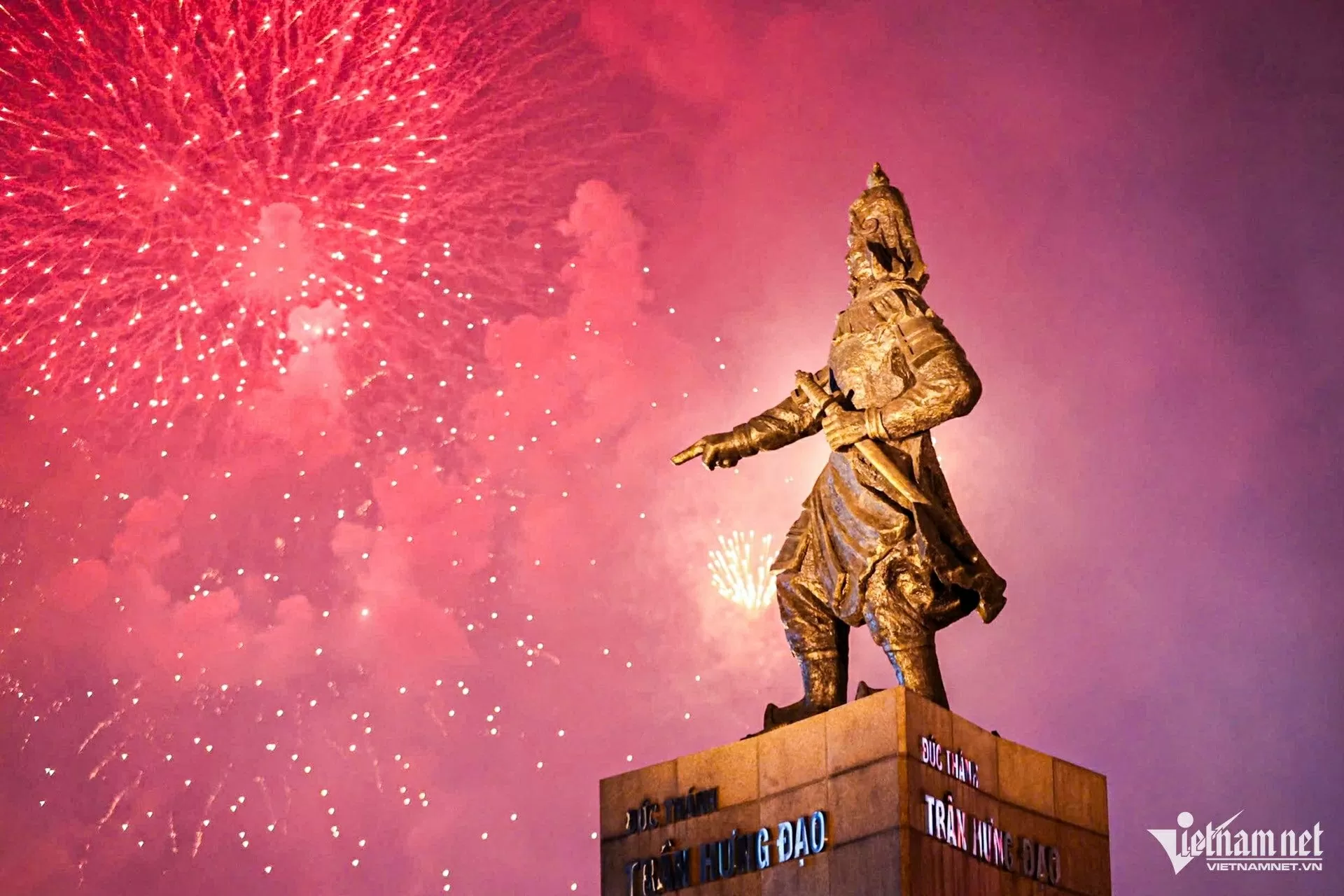 Pháo hoa rực rỡ chào mừng 50 năm thống nhất đất nước