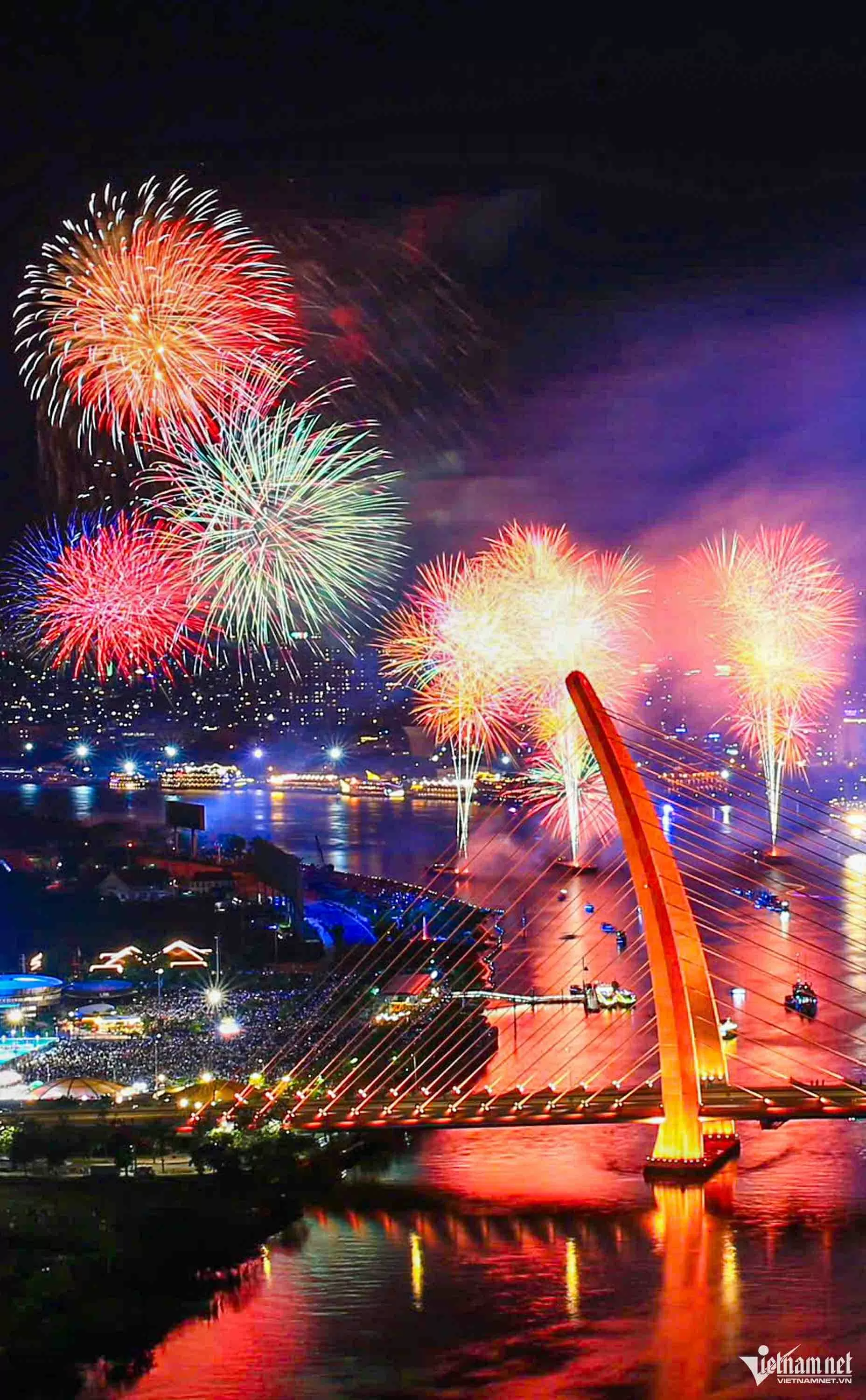 Pháo hoa rực rỡ chào mừng 50 năm thống nhất đất nước