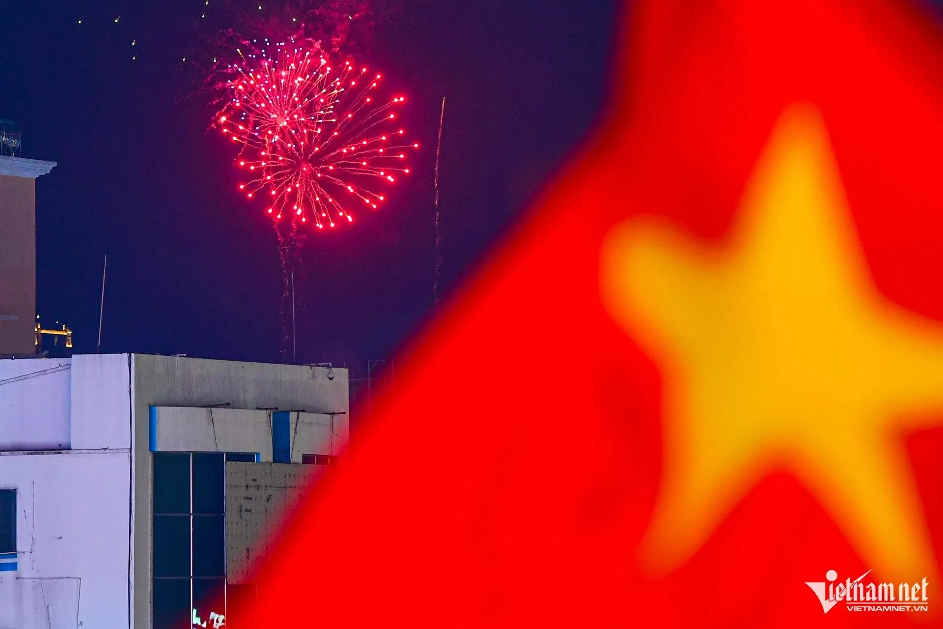 Pháo hoa mừng 50 năm thống nhất đất nước Pháo hoa rực rỡ chào mừng 50 năm thống nhất đất nước