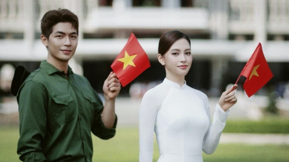Ngắm bộ ảnh đẹp nên thơ của cặp 'trai tài gái sắc' Trần Tiểu Vy - Quốc Anh