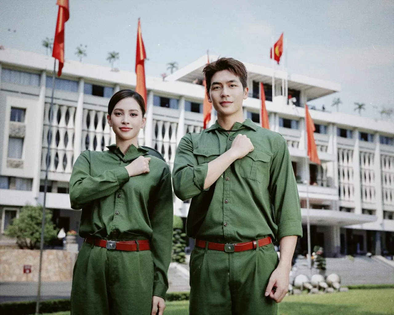 Ngắm bộ ảnh chào mừng Ngày 30/4 của Tiểu Vy - Quang Anh