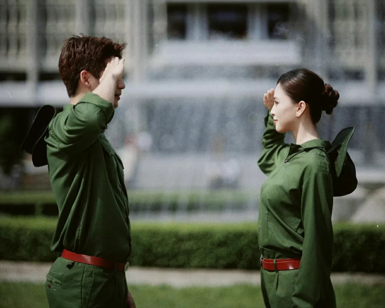 Ngắm bộ ảnh chào mừng Ngày 30/4 của Tiểu Vy - Quang Anh