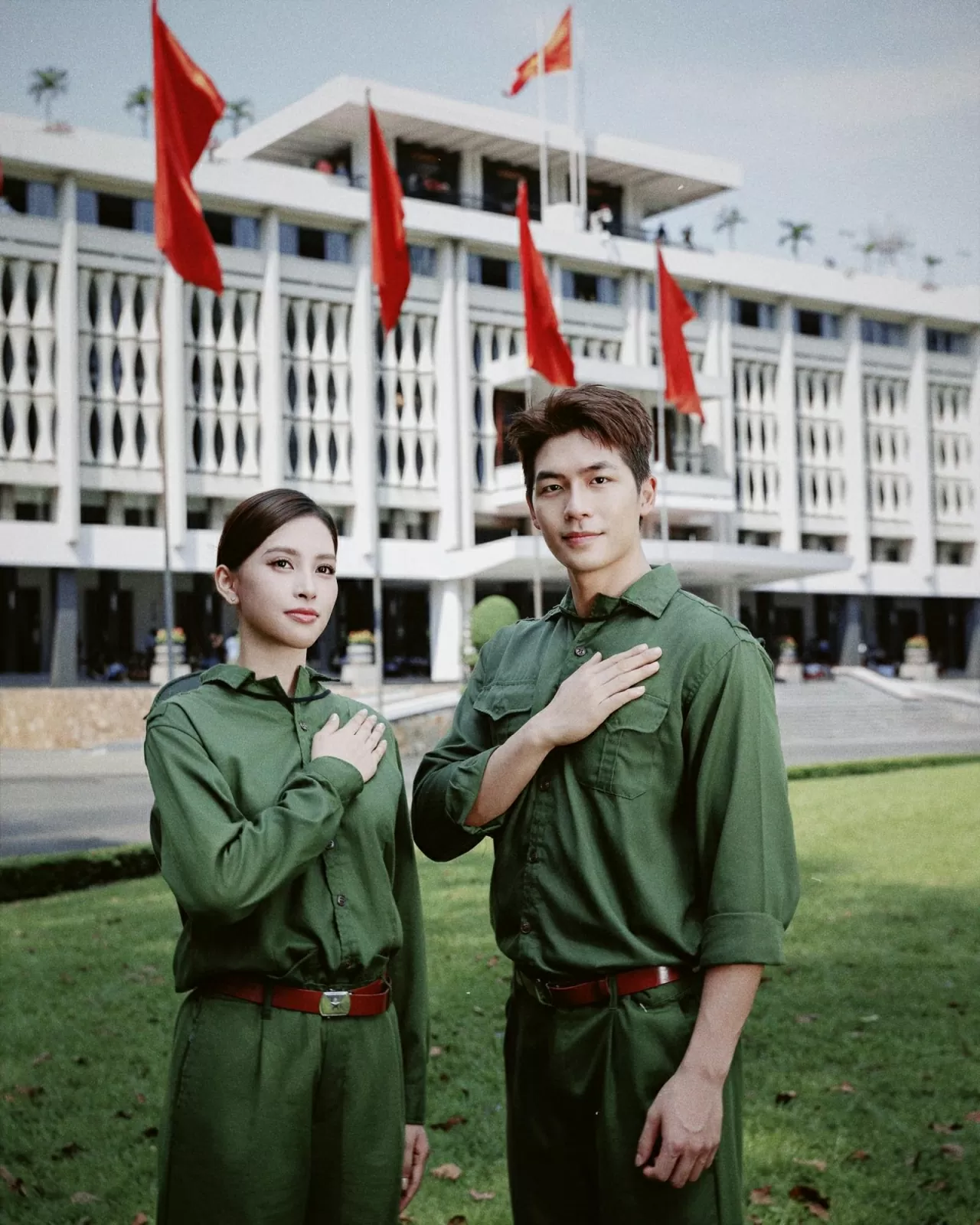 Ngắm bộ ảnh chào mừng Ngày 30/4 của Tiểu Vy - Quang Anh