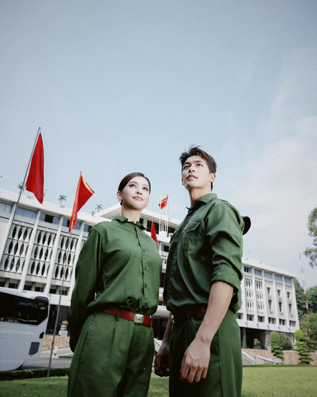 Ngắm bộ ảnh chào mừng Ngày 30/4 của Tiểu Vy - Quang Anh