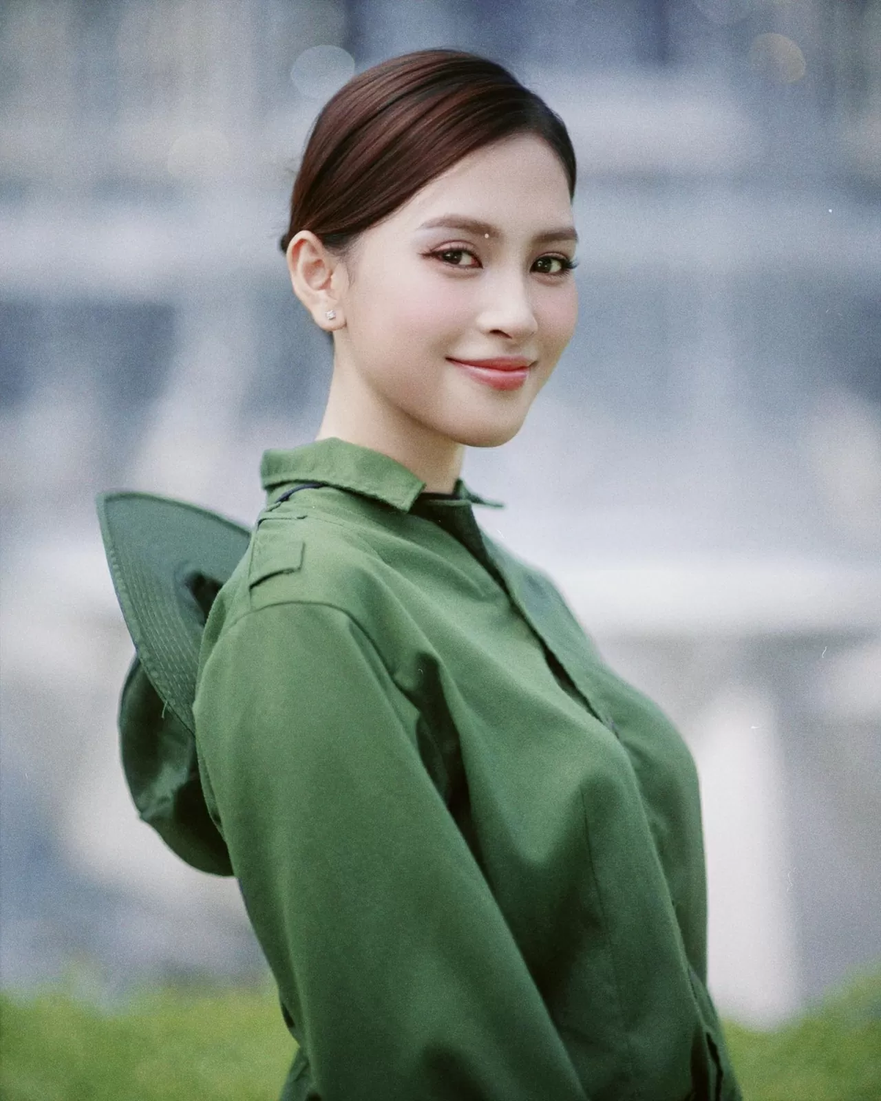 Ngắm bộ ảnh chào mừng Ngày 30/4 của Tiểu Vy - Quang Anh