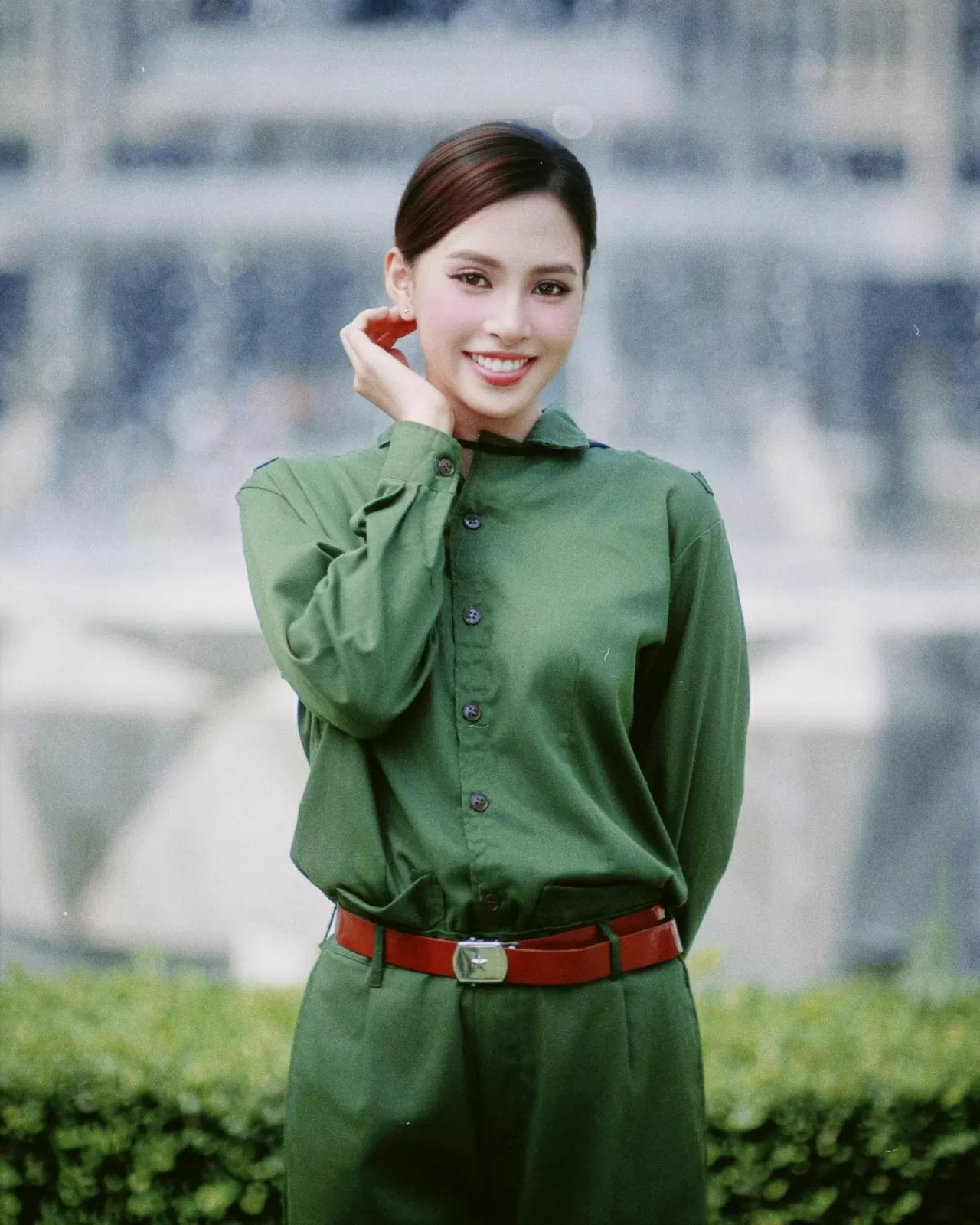 Ngắm bộ ảnh chào mừng Ngày 30/4 của Tiểu Vy - Quang Anh