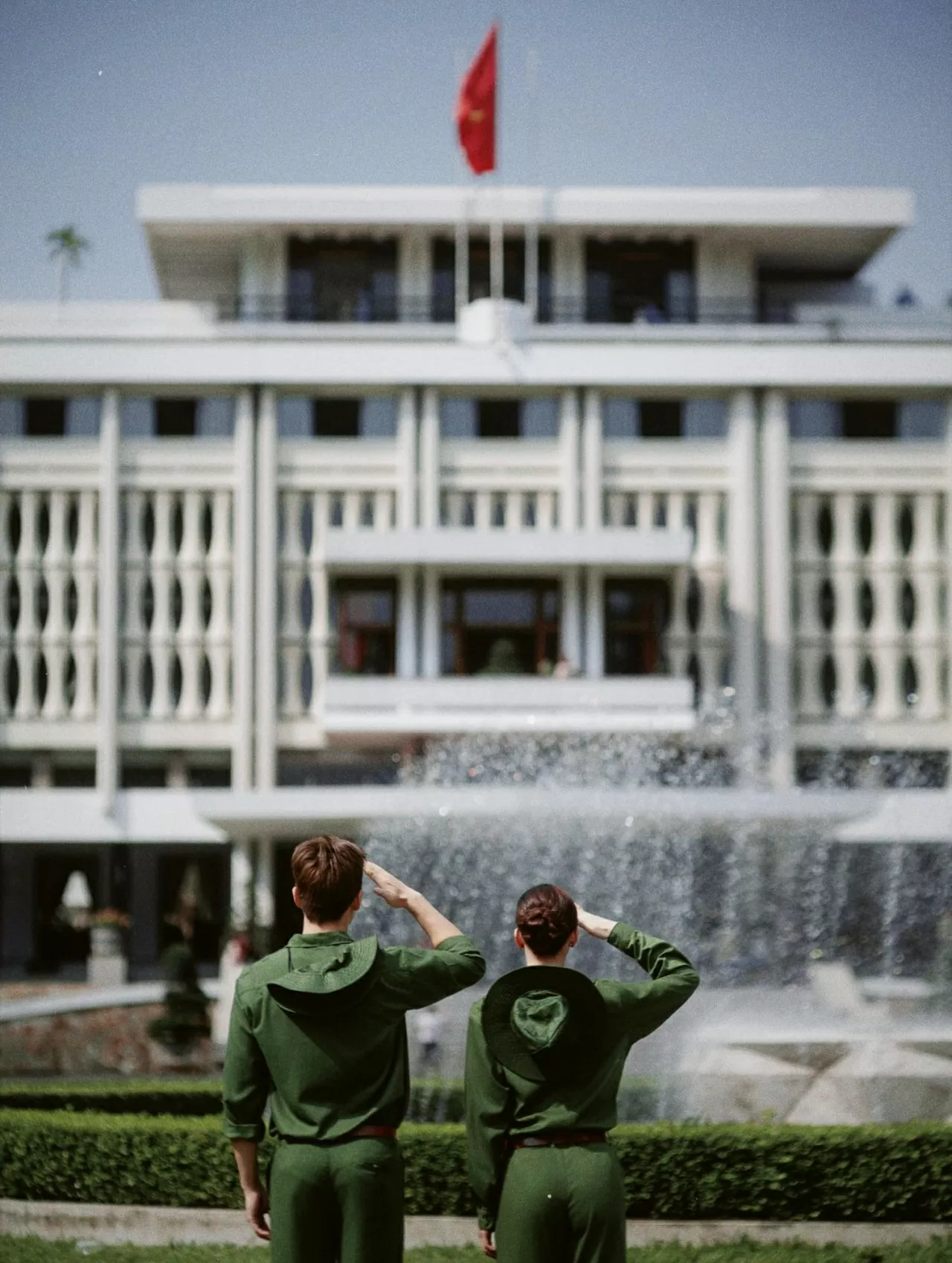 Ngắm bộ ảnh chào mừng Ngày 30/4 của Tiểu Vy - Quang Anh