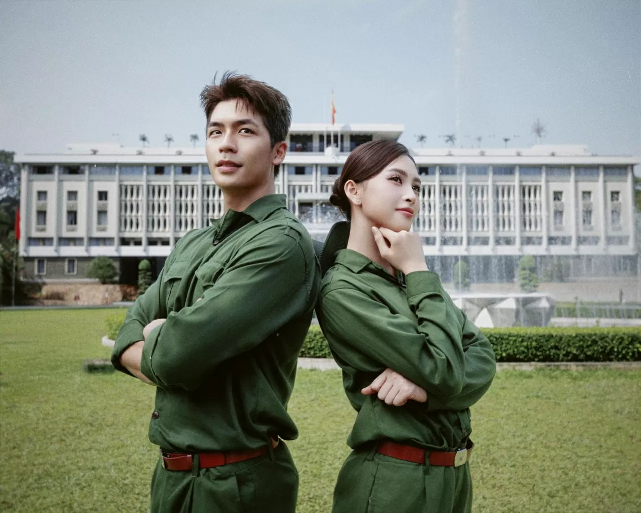 Ngắm bộ ảnh chào mừng Ngày 30/4 của Tiểu Vy - Quang Anh