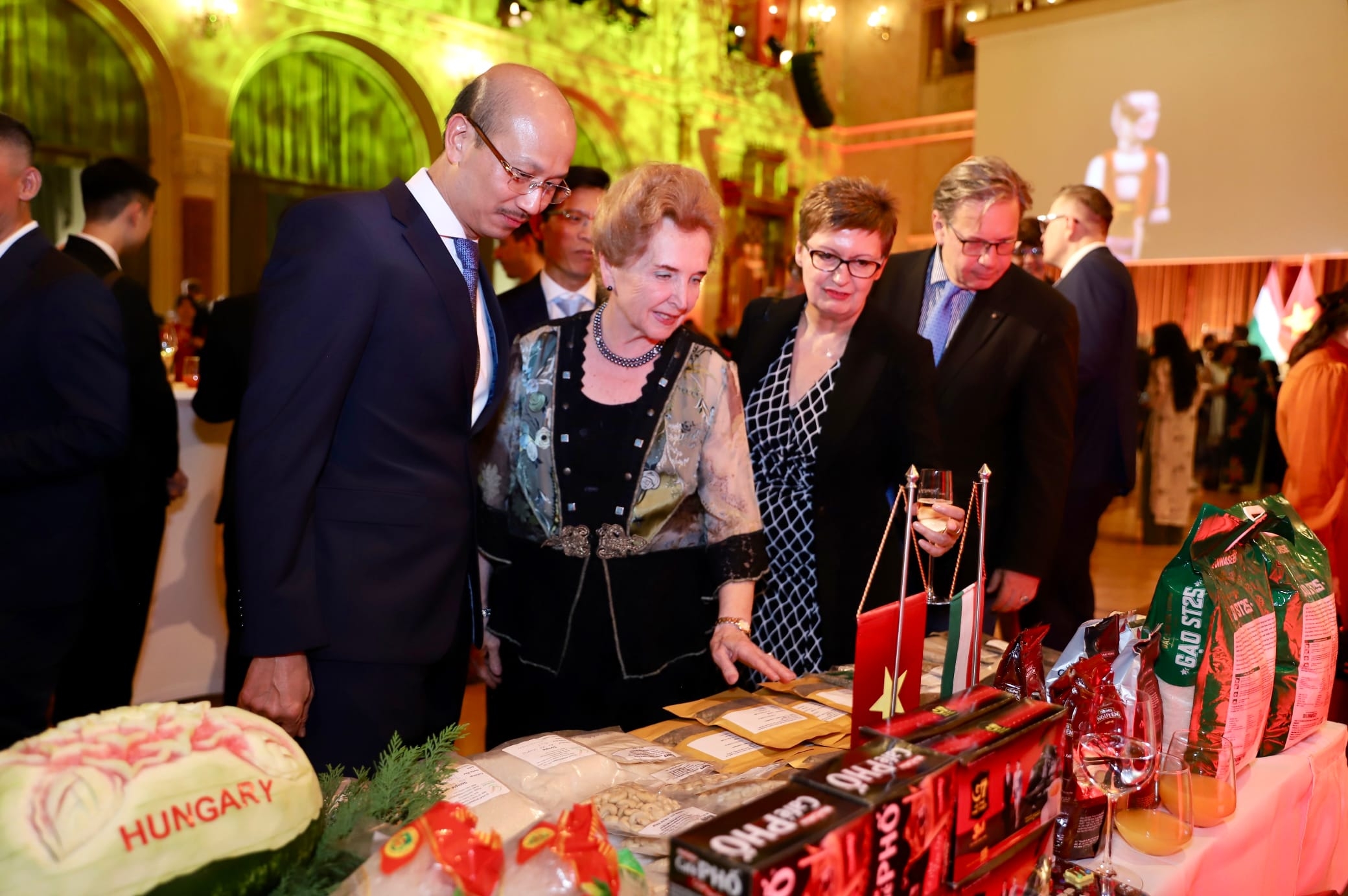 Thắm tình hữu nghị tại lễ kỷ niệm 75 năm quan hệ ngoại giao Việt Nam - Hungary và 50 năm giải phóng miền Nam, thống nhất đất nước