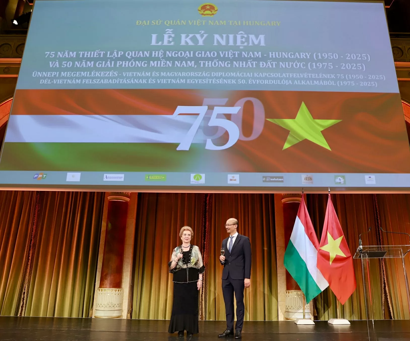 Thắm tình hữu nghị tại lễ kỷ niệm 75 năm quan hệ ngoại giao Việt Nam - Hungary và 50 năm giải phóng miền Nam, thống nhất đất nước Thắm tình hữu nghị tại lễ kỷ niệm 75 năm quan hệ ngoại giao Việt Nam - Hungary và 50 năm Ngày Giải phóng miền Nam, thống nhất đất nước