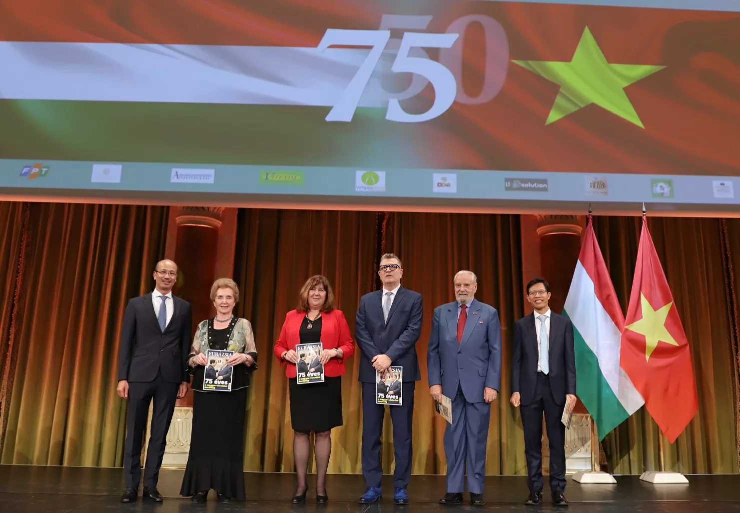 Nhà báo Hungary lý giải 'sức mạnh' và sức hút của Việt Nam