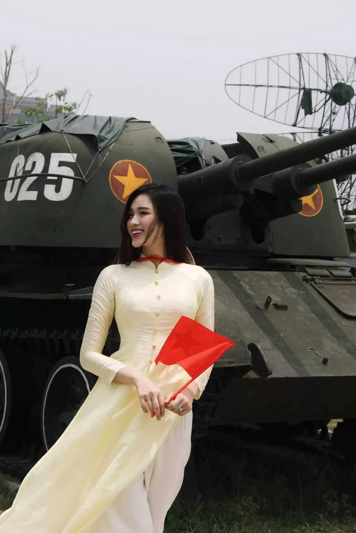 Hoa hậu Đỗ Thị Hà diện áo dài do Ngọc Hân thiết kế đi thăm Bảo tàng lịch sử quân sự Việt Nam trong ngày đầu của kỳ nghỉ lễ.