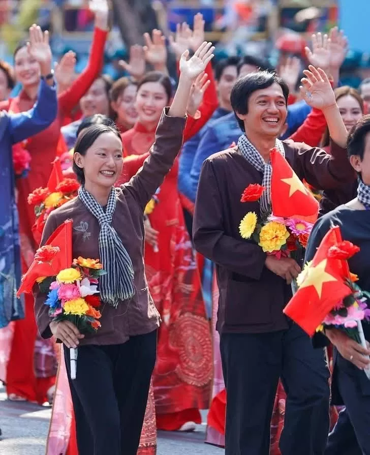 Sao Việt hôm nay: Hồng Diễm diện áo dài đỏ, ấn tượng khoảnh khắc 'Ba Hương', 'Tư Đạp'