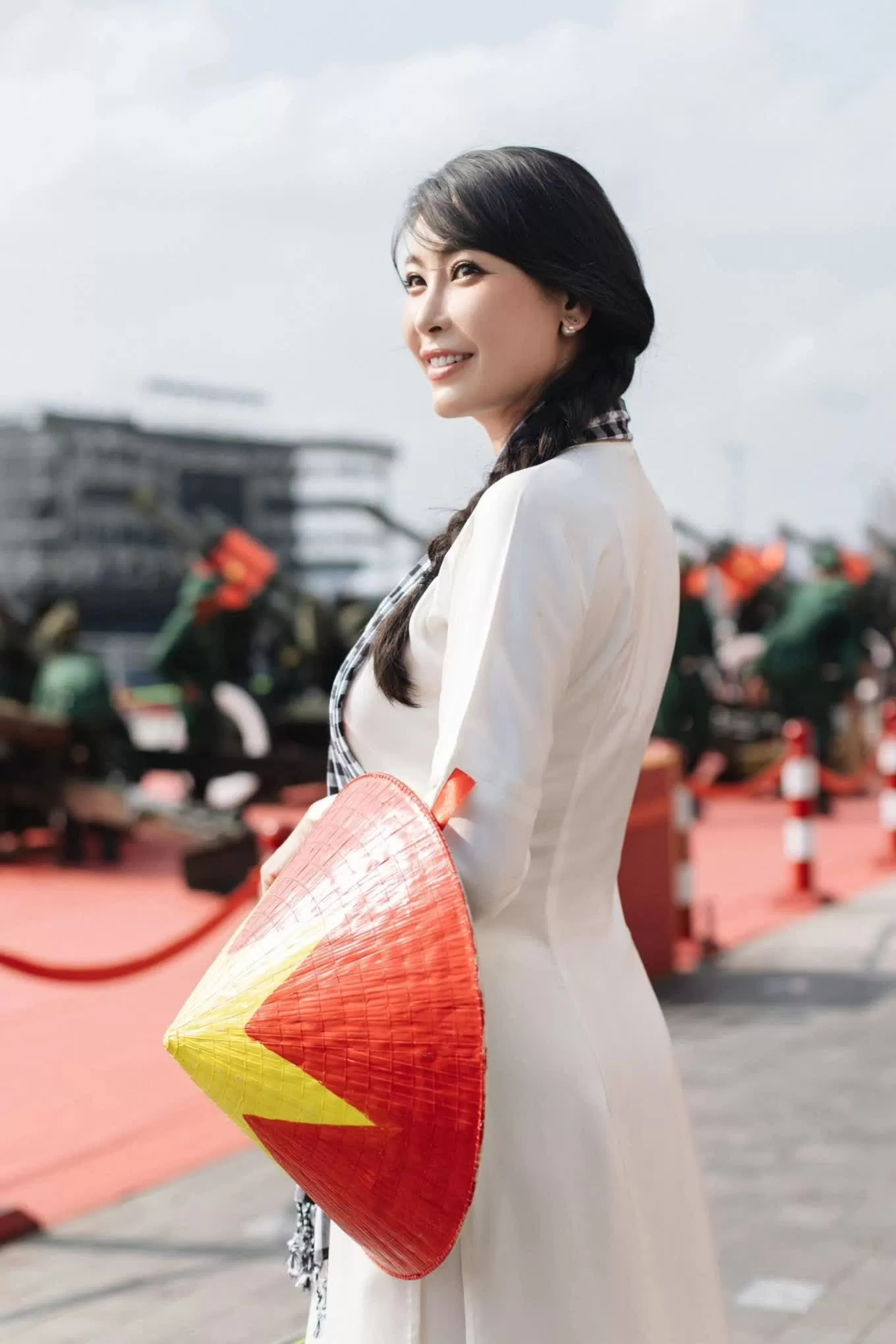 Hoa hậu Hà Kiều Anh diện áo dài trắng chụp ảnh kỷ niệm bên dàn đại bác tại bến Bạch Đằng (TP HCM).