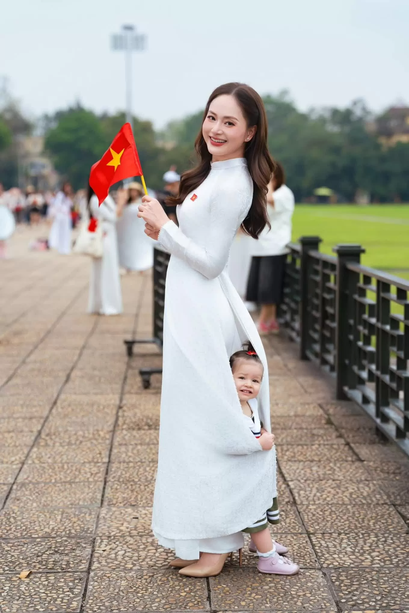 Sao Việt hôm nay: Hồng Diễm diện áo dài đỏ, ấn tượng khoảnh khắc 'Ba Hương', 'Tư Đạp'