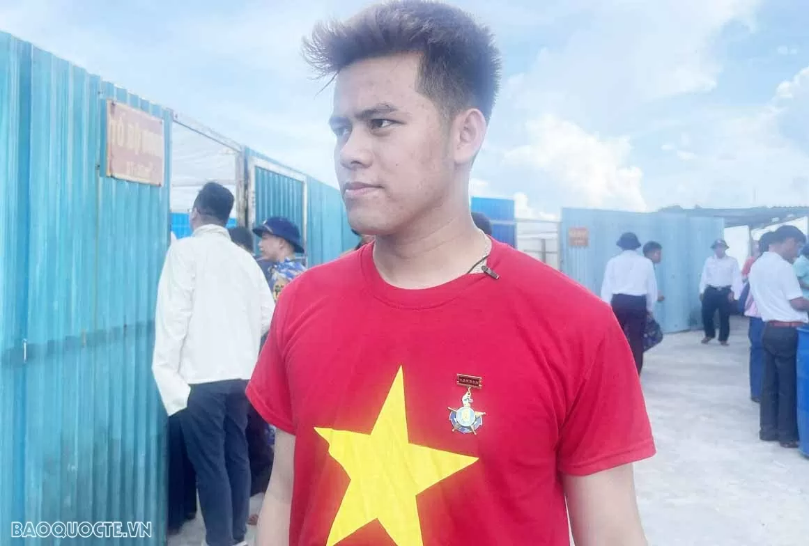 Tình yêu đất nước, biển đảo của chàng ca sĩ Gen Z có ca khúc đạt hơn 1 tỷ view trên TikTok Tình yêu đất nước, biển đảo của chàng ca sĩ Gen Z có ca khúc đạt hơn 1 tỷ view trên TikTok