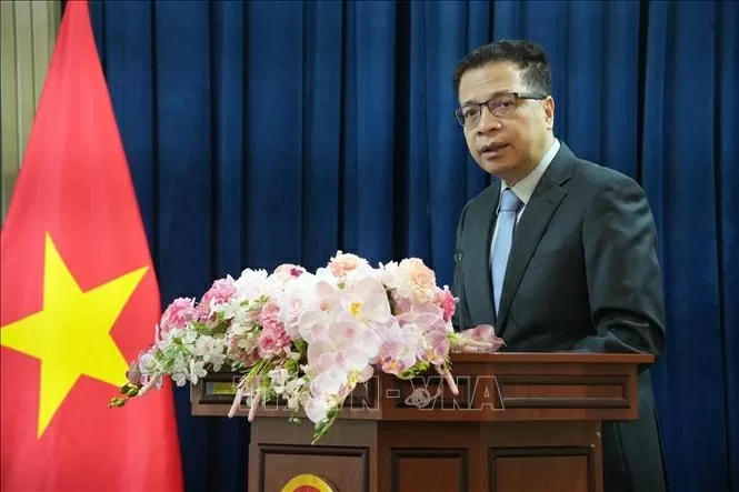 Cờ đỏ sao vàng sáng rực rỡ giữa Quảng trường Thời đại của Mỹ đúng ngày kỷ niệm 30/4 Cờ đỏ sao vàng sáng rực rỡ giữa Quảng trường Thời đại của Mỹ đúng ngày kỷ niệm 30/4