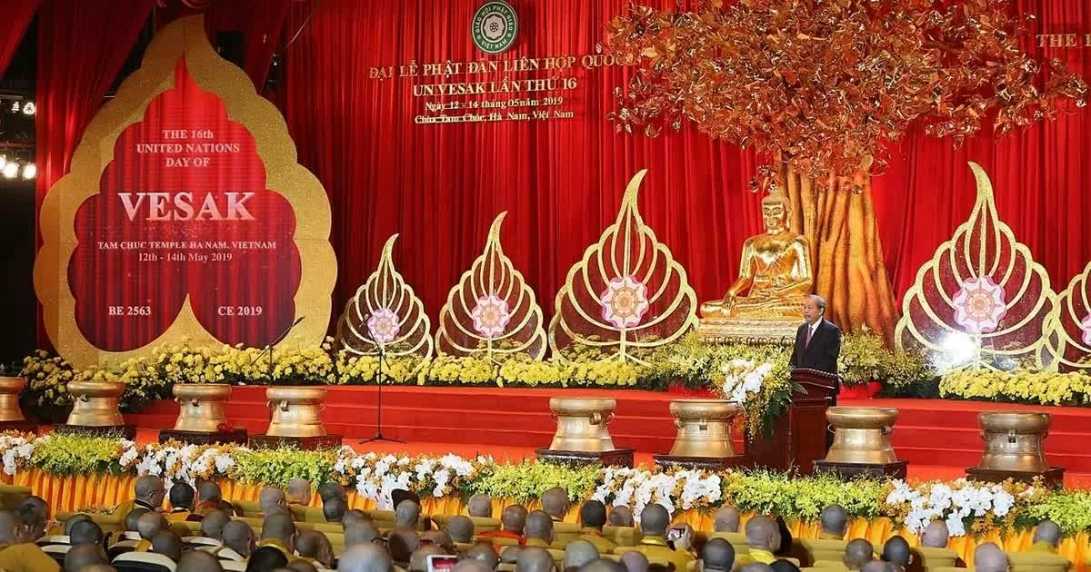 Vesak 2019 là Đại lễ Phật đản quốc tế lớn nhất với 1.650 đại biểu quốc tế từ 112 quốc gia và 20.000 đại biểu trong nước tham dự. Sự kiện còn có sự tham gia của gần 8.000 tình nguyện viên; 800 đầu bếp mỗi ngày nấu 40.000 suất ăn miễn phí phục vụ phật tử và du khách. (Nguồn: TTXVN) Vesak 2019 là Đại lễ Phật đản quốc tế lớn nhất với 1.650 đại biểu quốc tế từ 112 quốc gia và 20.000 đại biểu trong nước tham dự. Sự kiện còn có sự tham gia của gần 8.000 tình nguyện viên; 800 đầu bếp mỗi ngày nấu 40.000 suất ăn miễn phí phục vụ phật tử và du khách. (Nguồn: TTXVN)