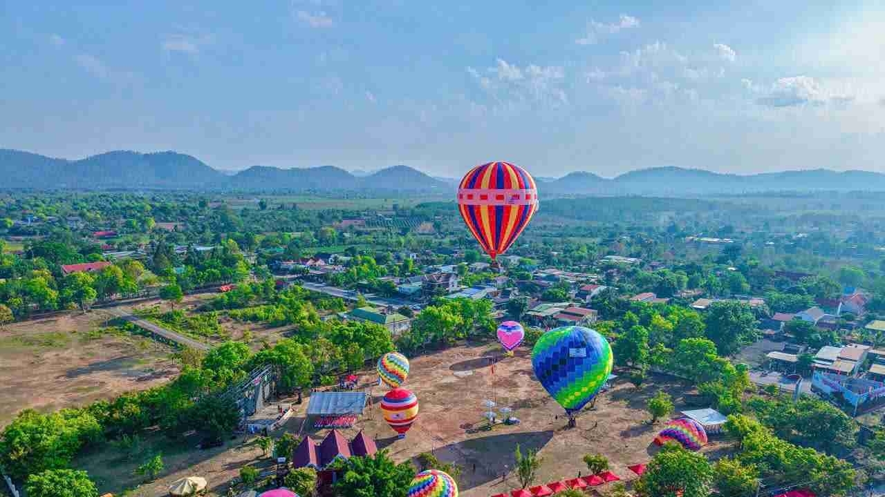 Ngắm nhìn toàn cảnh Buôn Đôn từ trên cao tại Ngày hội Khinh khí cầu Đắk Lắk 2025