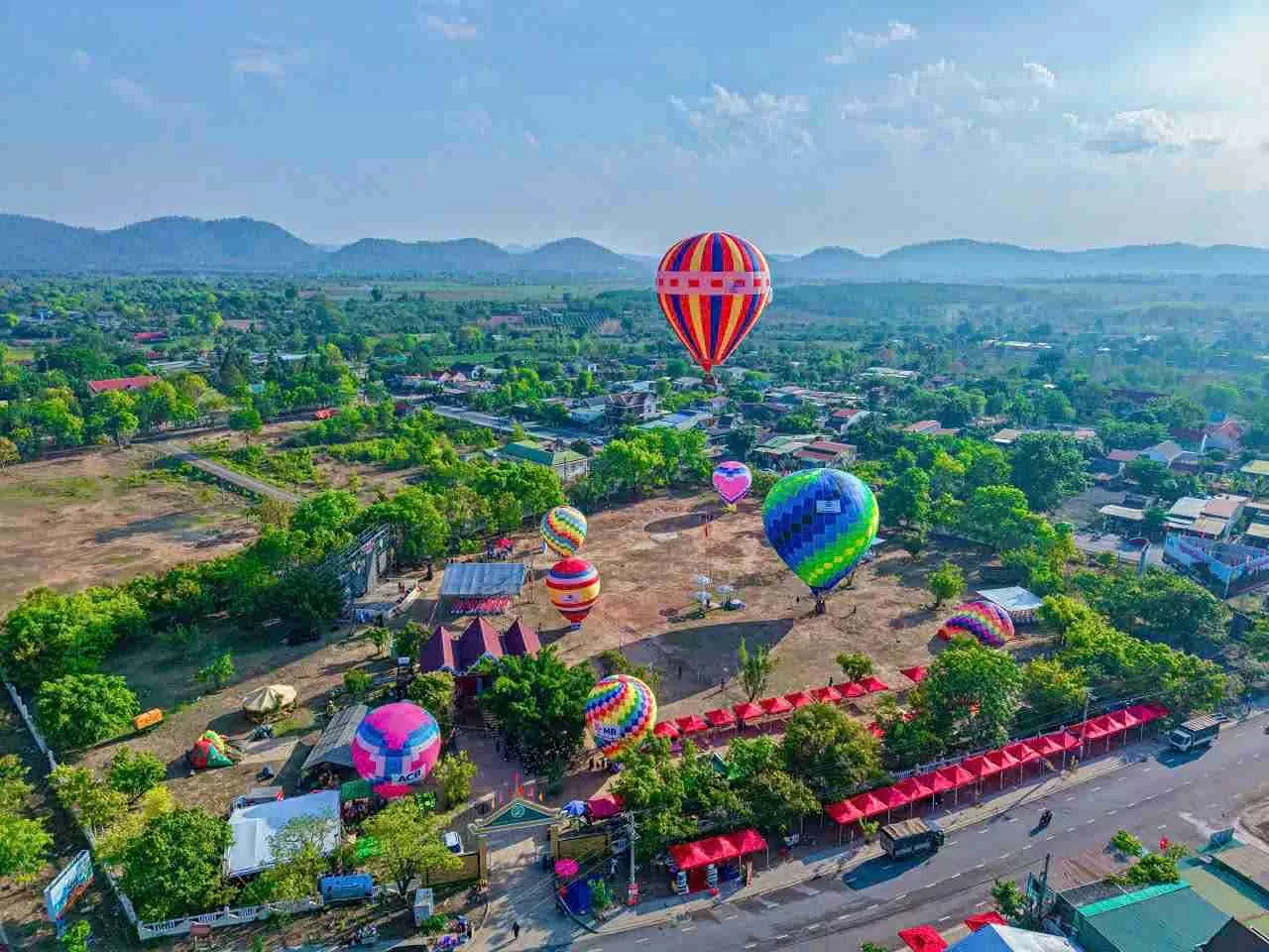 Những quả khinh khí cầu đưa du khách ngắm nhìn phong cảnh Tây Nguyên. Ảnh: Bảo Trung