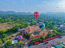 Ngắm nhìn toàn cảnh Buôn Đôn từ trên cao tại Ngày hội Khinh khí cầu Đắk Lắk 2025