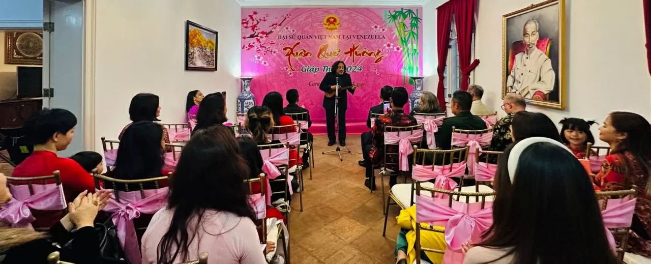 Thứ trưởng, nghệ sỹ Ali Alejandro biểu diễn tại sự kiện Tết cộng đồng do ĐSQ tổ chức