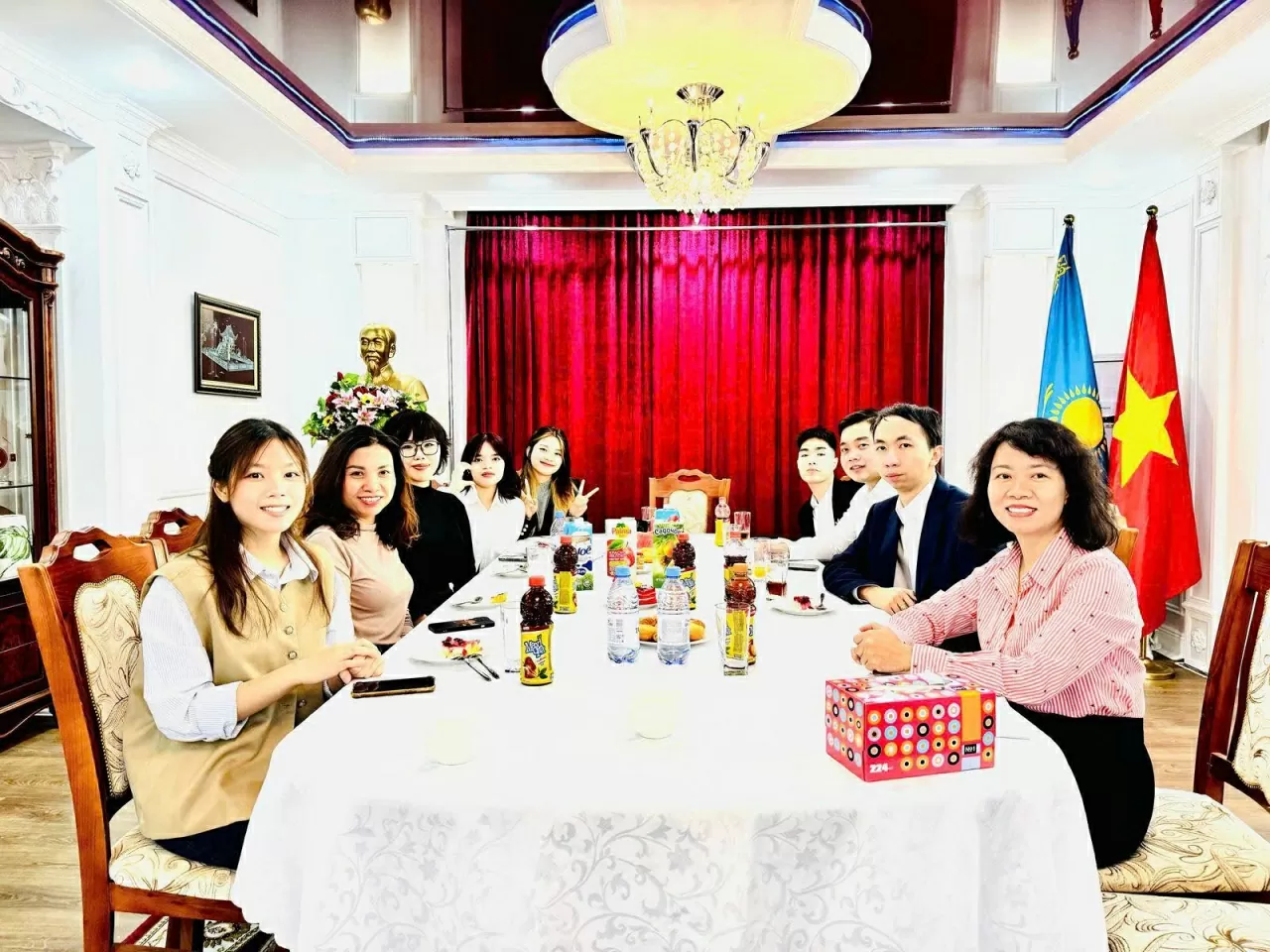 Rộn ràng không khí ngày thống nhất đất nước tại Kazakhstan Rộn ràng không khí kỷ niệm 50 năm Ngày Giải phóng miền Nam, thống nhất đất nước tại Kazakhstan