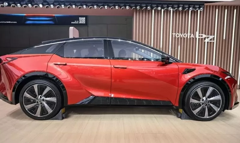 Phần thân của Toyota bZ5 nổi bật với phong cách SUV lai Coupe