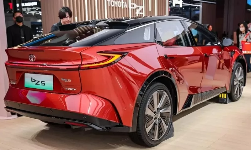 Logo bZ5 mới ở trung tâm đuôi xe đánh dấu sự khác biệt so với mẫu concept tiền nhiệ