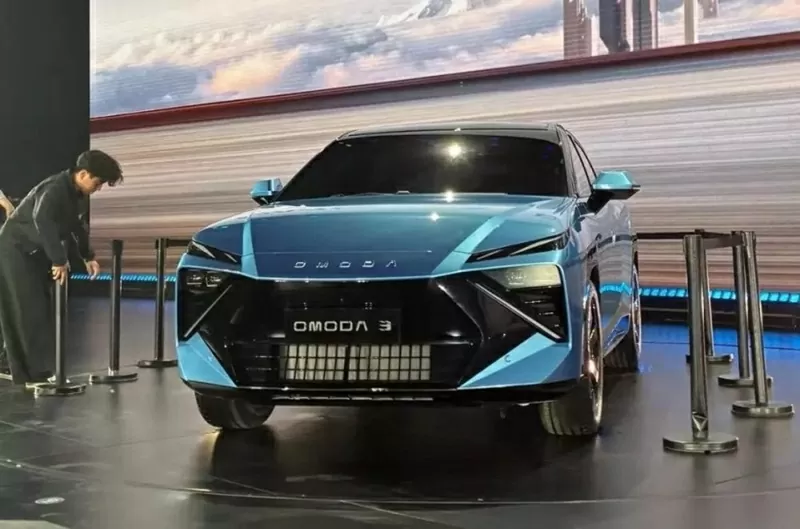 Phần đầu của Omoda 3 nổi bật với dải đèn LED ban ngày thanh mảnh đặt phía trên cụm đèn pha chính
