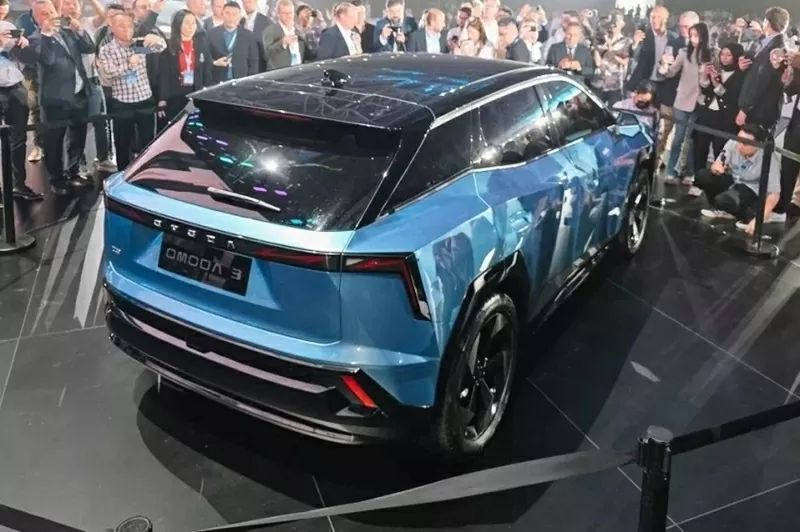 Cụm đèn hậu hình chữ L cũng được nối liền bằng một dải đèn LED chạy ngang cố