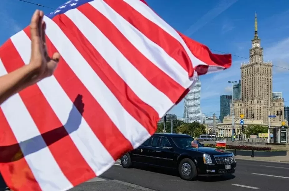 Xe limousine chở Tổng thống Mỹ Donald Trump trên đường đến Lâu đài Hoàng gia ở Warsaw trong chuyến thăm Ba Lan gần đây nhất của ông, ngày 6/7/2017. (Nguồn: PAP)