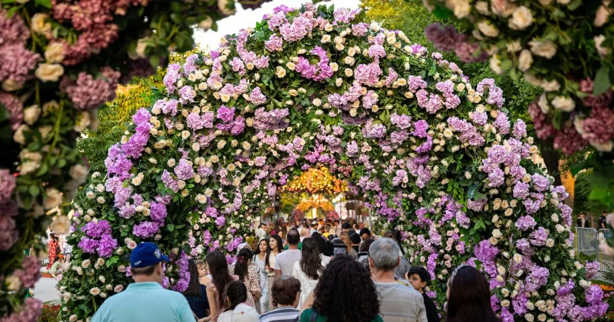 Lễ hội hoa thường niên của Tashkent diễn ra từ ngày 1-3/5, trưng bày hơn 2,5 triệu bông hoa, với đường hầm hoa, các mô hình cùng các các buổi hòa nhạc và triển lãm thủ công. (Nguồn: afisha.uz)