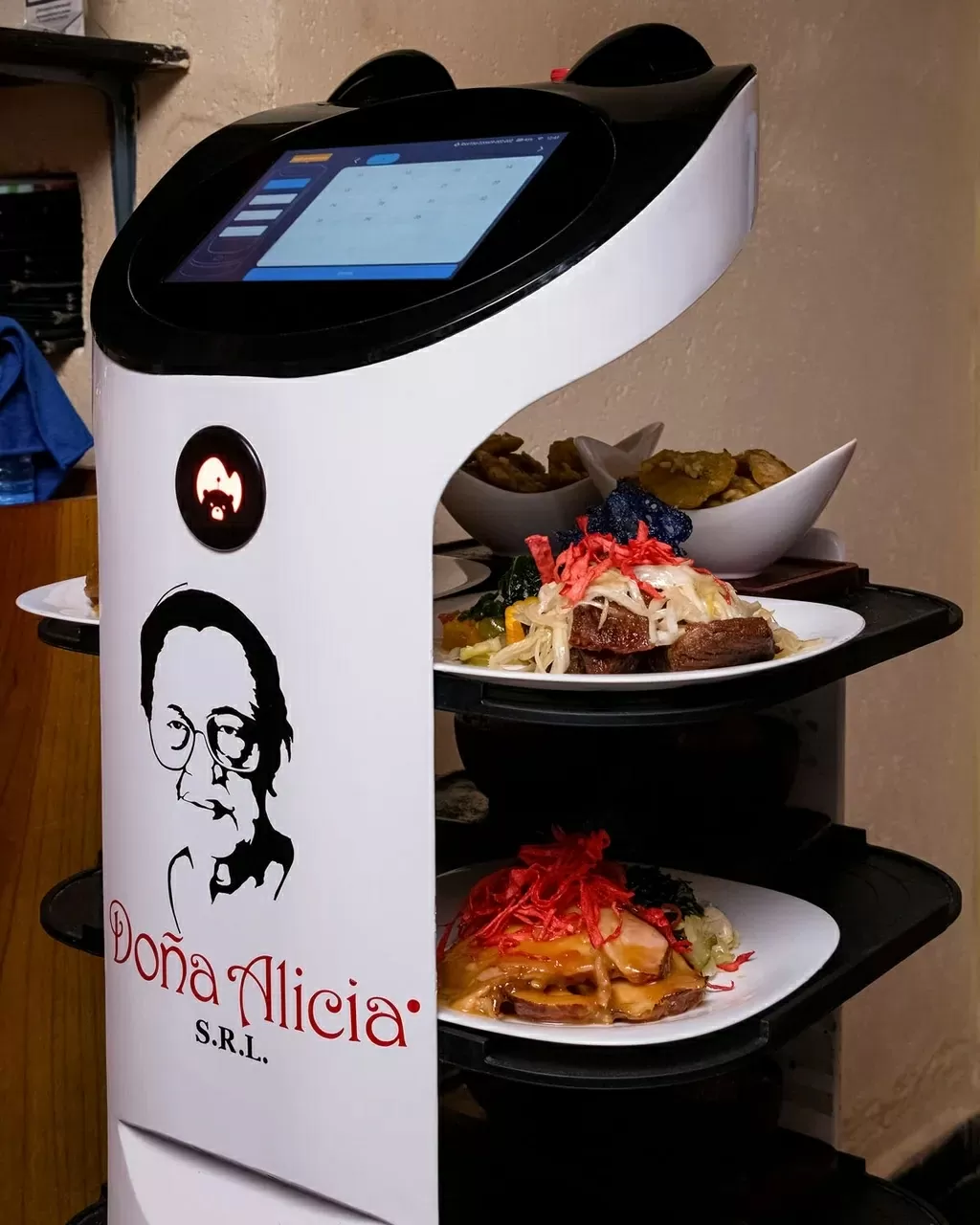 ‘Cuộc cách mạng số’ trong một nhà hàng ở phố cổ La Habana (Cuba) ‘Cuộc cách mạng số’ trong một nhà hàng ở phố cổ La Habana (Cuba)