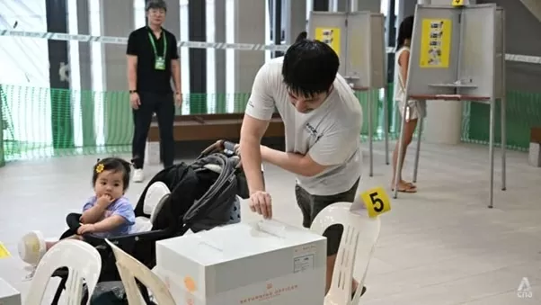 Cử tri bỏ phiếu trong cuộc tổng tuyển cử Singapore ngày 3/5/2025. (Nguồn: CNA)