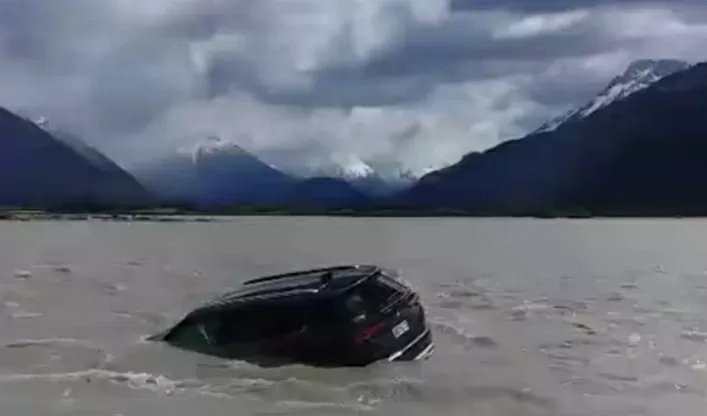 Những cách phá kính nhanh chóng để thoát ra khỏi xe trước khi chìm xuống nước