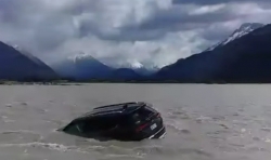 Tổng hợp các kỹ năng, phương pháp phá kính khi xe ô tô đang chìm