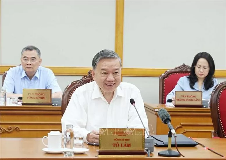 Sáng 3/5, tại Trụ sở Trung ương Đảng, dưới sự chủ trì của Tổng Bí thư Tô Lâm, Bộ Chính trị, Ban Bí thư họp để cho ý kiến về tình hình, tiến độ thực hiện Nghị quyết Trung ương 11 (khóa XIII), các kết luận của Bộ Chính trị, Ban Bí thư về sắp xếp tổ chức bộ máy và đơn vị hành chính các cấp. Các địa phương có sự chuẩn bị kỹ lưỡng về phương án sắp xếp đơn vị hành chính các cấp Trên cơ sở báo cáo tổng hợp của Ban Tổ chức Trung ương và qua theo dõi, nắm tình hình, tiến độ triển khai của các đảng ủy, tỉnh ủy, thành ủy trực thuộc Trung ương, Bộ Chính trị, Ban Bí thư đã cơ bản thống nhất và ghi nhận một số kết quả đạt được. Cụ thể, từ sau Hội nghị Trung ương 11 đến nay, trên cơ sở các chủ trương, định hướng của Trung ương, Bộ Chính trị, Ban Bí thư về việc thực hiện sắp xếp, sáp nhập đơn vị hành chính cấp tỉnh, cấp xã và tổ chức hệ thống chính quyền địa phương 2 cấp, các đảng ủy Chính phủ, Quốc hội, Mặt trận Tổ quốc, các đoàn thể Trung ương, các cơ quan của Đảng ở Trung ương đã khẩn trương tham mưu ban hành và ban hành theo thẩm quyền các văn bản chỉ đạo, hướng dẫn, cụ thể hóa nội dung, nhiệm vụ triển khai; phối hợp chặt chẽ với các cơ quan, đơn vị, địa phương; kịp thời tham gia hướng dẫn, điều chỉnh phương án sắp xếp bảo đảm bám sát định hướng chỉ đạo, yêu cầu, tiến độ đề ra, góp phần tạo điều kiện thuận lợi trong quá trình triển khai thực hiện Nghị quyết Trung ương và nắm tình hình, kết quả thực hiện; biểu dương Ban Tổ chức Trung ương, Đảng ủy Chính phủ, Đảng ủy Quốc hội, Đảng ủy Mặt trận Tổ quốc, các đoàn thể Trung ương, các tỉnh ủy, thành ủy… đã chủ động, tích cực triển khai các công việc, bảo đảm chất lượng và tiến độ đề ra. Các địa phương đã chủ động theo dõi, cập nhật chủ trương định hướng, bám sát tiến độ, yêu cầu của cấp có thẩm quyền để chủ động triển khai thực hiện, có sự chuẩn bị kỹ lưỡng về phương án sắp xếp đơn vị hành chính các cấp.  Quá trình xây dựng Đề án được các địa phương trong diện hợp nhất phối hợp chặt chẽ, thực hiện đúng quy trình, thủ tục, bảo đảm tiến độ theo quy định. Đến nay, đã hoàn thành việc lấy ý kiến nhân dân về các đề án sắp xếp, sáp nhập cấp tỉnh và cấp xã với tỉ lệ đồng thuận trung bình đạt khoảng 96%. Tất cả hội đồng nhân dân cấp huyện, cấp xã và hội đồng nhân dân cấp tỉnh trong cả nước đã ban hành Nghị quyết thông qua các Đề án với tỉ lệ đồng thuận đa số đạt 100%.  Trên cơ sở tổng hợp đề án của các địa phương, cho thấy, về số lượng đơn vị hành chính cấp xã, dự kiến sau sắp xếp, cả nước giảm từ 10.035 xuống còn hơn 3.320 đơn vị (tương đương 66,91%). Trong đó, địa phương tỉ lệ giảm cao nhất là 76,05%, địa phương có tỉ lệ giảm thấp nhất là 60%. Về tổ chức đảng ở địa phương, dự kiến cấp tỉnh giảm 29 đảng bộ tỉnh, thành phố (từ 63 xuống còn 34 đảng bộ tỉnh, thành phố); giảm hơn 260 cơ quan, đơn vị trực thuộc cấp ủy cấp tỉnh. Kết thúc hoạt động của 694 đảng bộ huyện và hơn 4.160 cơ quan, đơn vị trực thuộc cấp ủy cấp huyện. Thành lập mới hơn 3.320 đảng bộ xã (2.595 xã, 713 phường, đặc khu), lập tối đa 10.660 cơ quan, đơn vị trực thuộc đảng ủy cấp xã. Về số lượng cán bộ, công chức cấp tỉnh, cấp xã (bao gồm khối Đảng, đoàn thể và khối chính quyền), dự kiến sau sắp xếp: cấp tỉnh sẽ giảm hơn 18.440 biên chế cán bộ, công chức so với số biên chế được cấp có thẩm quyền giao năm 2022. Cấp xã (xã, phường, đặc khu) sẽ giảm hơn 110.780 biên chế cán bộ, công chức so với tổng số biên chế cấp huyện và cấp xã giao năm 2022 do sắp xếp vị trí việc làm, tinh giản biên chế, nghỉ chế độ theo quy định. Kết thúc hoạt động của khoảng 120.500 người hoạt động không chuyên trách ở cấp xã trong cả nước.  Theo Đề án sắp xếp, tinh gọn cơ quan Mặt trận Tổ quốc Việt Nam, các tổ chức chính trị-xã hội, các hội quần chúng do Đảng và Nhà nước giao nhiệm vụ (cấp Trung ương, cấp tỉnh và cấp xã), dự kiến sau sắp xếp, tinh gọn tổ chức bộ máy, hoạt động của Mặt trận Tổ quốc, các đoàn thể sẽ gần dân, sát dân hơn; bước đầu khắc phục được tình trạng chồng chéo chức năng, nhiệm vụ và bộ máy “hình chóp ngược”.  Về tổ chức bộ máy, dự kiến giảm 90 đầu mối cấp vụ ở Trung ương; 344 đầu mối cấp sở ở tỉnh; 1.235 đầu mối cấp phòng ở tỉnh; đối với các hội quần chúng được Đảng và Nhà nước giao nhiệm vụ, tinh gọn 215/284 đầu mối bên trong (giảm 43%); điều chuyển hơn 22.350 biên chế từ cấp huyện về công tác tại cấp xã, góp phần thực hiện mô hình hành chính mới và chủ trương hướng mạnh hoạt động về cơ sở, địa bàn dân cư. Kịp thời chi trả theo chế độ, chính sách về thực hiện sắp xếp tổ chức bộ máy theo quy định Nhìn chung, công tác lãnh đạo, chỉ đạo được triển khai quyết liệt, đồng bộ từ sớm, từ xa. Bộ Chính trị, Ban Bí thư đã kịp thời định hướng các chủ trương, nhiệm vụ cụ thể; các cấp ủy, các cơ quan chức năng theo thẩm quyền đã ban hành đầy đủ các văn bản hướng dẫn, văn bản quy định chi tiết, tạo hành lang pháp lý thuận lợi để các địa phương tổ chức thực hiện.  Công tác quán triệt, tuyên truyền được tổ chức triển khai sâu rộng, nhất quán, giúp nâng cao nhận thức và thống nhất ý chí trong hệ thống chính trị; tạo được sự đồng thuận, ủng hộ rất cao của cán bộ, đảng viên và các tầng lớp nhân dân đối với chủ trương sắp xếp tổ chức bộ máy, đơn vị hành chính các cấp và tổ chức mô hình chính quyền địa phương 2 cấp.  Quá trình sắp xếp và những kết quả bước đầu đã góp phần bảo đảm việc thực hiện thành công các mục tiêu: Hoàn thiện cơ bản tổ chức bộ máy của hệ thống chính trị từ Trung ương đến cơ sở; thúc đẩy cải cách hành chính, nâng cao hiệu quả quản lý và điều hành; tinh gọn bộ máy và tiết kiệm ngân sách; tạo không gian mới để phát triển kinh tế-xã hội, bảo đảm quốc phòng an ninh… của đất nước; tạo đột phá trong quy hoạch, phát triển cơ sở hạ tầng; nâng cao vị thế quốc gia, đẩy mạnh thu hút đầu tư, công nghệ cao vào Việt Nam. Bộ Chính trị, Ban Bí thư cơ bản nhất trí với đề xuất, kiến nghị được nêu trong các báo cáo; đồng thời, yêu cầu các cấp ủy, tổ chức đảng quyết tâm cao nhất, tập trung thực hiện các nhiệm vụ, giải pháp theo đúng các kết luận, kế hoạch, hướng dẫn của Trung ương, Bộ Chính trị, Ban Bí thư, bảo đảm thực hiện thành công các mục tiêu đã đề ra. Trong đó, yêu cầu các cấp ủy, các cơ quan, đơn vị ở Trung ương và các tỉnh ủy, thành ủy tiếp tục: Lãnh đạo, chỉ đạo tổ chức đại hội đảng bộ cấp cơ sở, cấp trên trực tiếp của tổ chức cơ sở đảng và chuẩn bị tổ chức đại hội đảng bộ cấp tỉnh bảo đảm đúng tiến độ, yêu cầu theo Chỉ thị số 45-CT/TW của Bộ Chính trị (lưu ý làm tốt việc xây dựng văn kiện và nhân sự ở những nơi sáp nhập, hợp nhất); làm tốt công tác chính trị tư tưởng đối với cán bộ, công chức, viên chức, người lao động trong cơ quan, đơn vị; thực hiện nghiêm túc, đầy đủ, đúng quy định chính sách đối với cán bộ, công chức, viên chức, người lao động bị ảnh hưởng bởi quá trình sắp xếp; tăng cường công tác tuyên truyền, vận động quần chúng nhân dân, chủ động, kịp thời xử lý các vấn đề phát sinh; thực hiện nghiêm túc, có hiệu quả các nội dung theo Nghị quyết số 57-NQ/TW, ngày 22/12/2024 của Bộ Chính trị, đẩy mạnh ứng dụng công nghệ, chuyển đổi số, số hóa tài liệu… nhằm nâng cao hiệu quả quản lý, cung cấp dịch vụ công trước, trong và sau sắp xếp; tập trung lãnh đạo, chỉ đạo quyết liệt phát triển kinh tế-xã hội, bảo đảm thực hiện đúng các mục tiêu đã đề ra; cân đối ngân sách, bố trí kinh phí, kịp thời thực hiện chi trả theo chế độ, chính sách về thực hiện sắp xếp tổ chức bộ máy theo quy định.