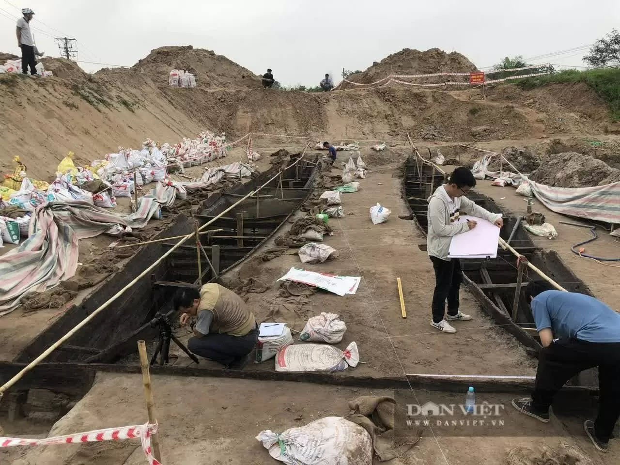 Thuyền cổ ở Bắc Ninh được đóng hoàn toàn bằng gỗ, hoàn toàn không sử dụng kim loại trong các bộ phận kết cấu và liên kết thuyền. (Nguồn: Dân Việt)