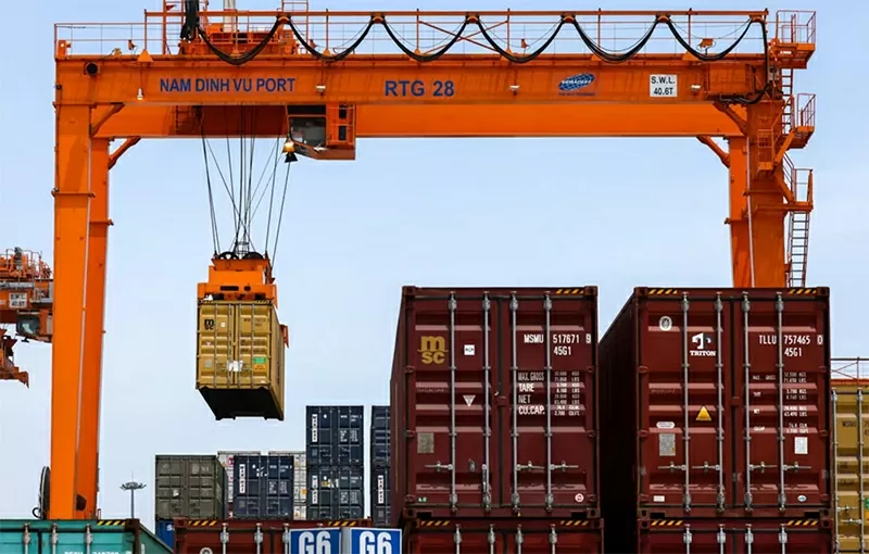Một container được chất lên tàu chở hàng khi neo đậu tại cảng Hải Phòng. Việt Nam có thị trường xuất khẩu đáng kể sang Hoa Kỳ. Ảnh: Reuters