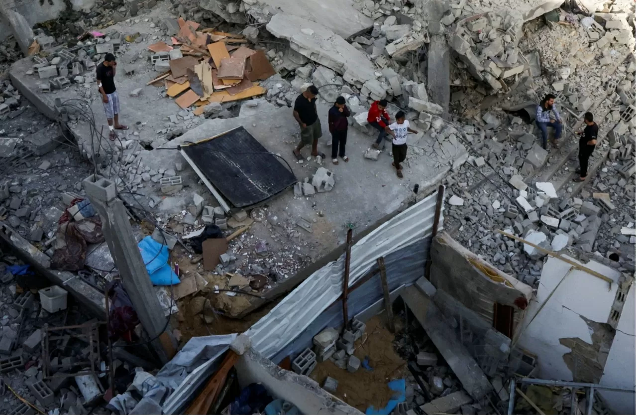 Người Palestine kiểm tra địa điểm Israel không kích một ngôi nhà ở Khan Younis, phía Nam Dải Gaza, ngày 3/5. (Nguồn: Reuters)