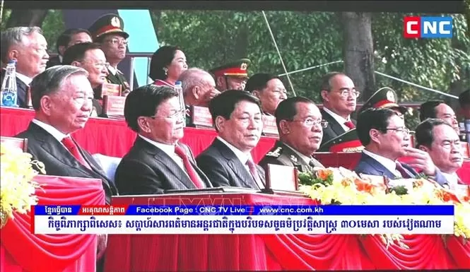 Đài truyền hình CNC TV phát hình ảnh Lãnh đạo Đảng, Nhà nước Việt Nam và lãnh đạo Campuchia, Lào (ảnh chụp màn hình) tham dự lễ kỷ niệm 50 năm Ngày Giải phóng miền Nam, thống nhất đất nước (30/4/1975 - 30/4/2025) tại Thành phố Hồ Chí Minh. (Nguồn: TTXVN)