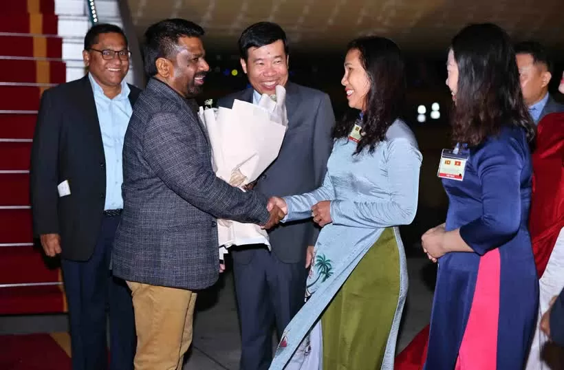 President of Sri Lanka Anura Kumara Dissanayaka (second from left) is welcomed at Noi Bai International Airport in Hanoi on May 4 morning. (Photo: VNA) President of Sri Lanka Anura Kumara Dissanayaka (second from left) is welcomed at Noi Bai International Airport in Hanoi on May 4 morning. (Photo: VNA)